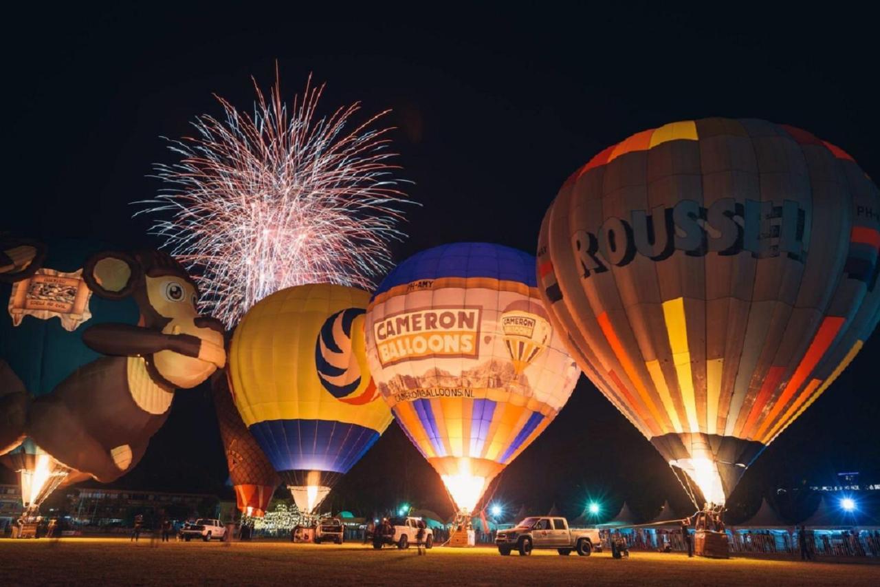 脉搏大酒店 普特拉贾亚 外观 照片 Balloon glow at the Albuquerque International Balloon Museum