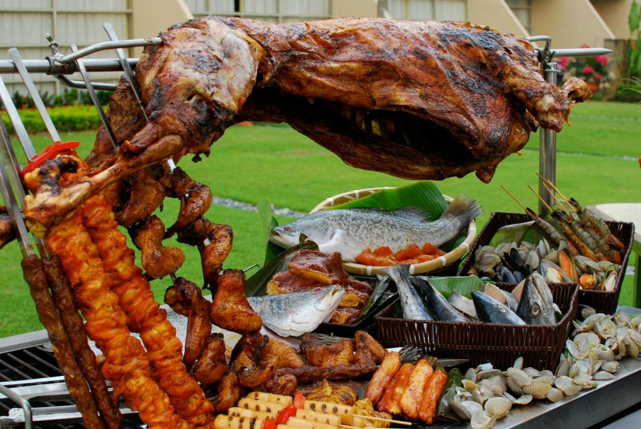 脉搏大酒店 普特拉贾亚 外观 照片 A whole goat roasting on a spit